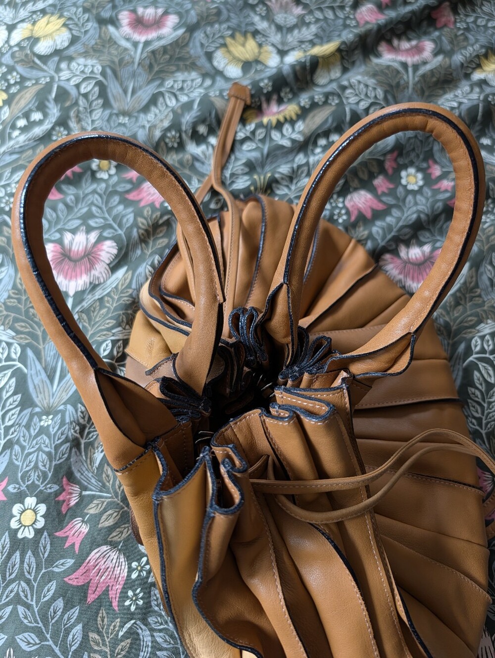 LUPO Barcelona Pleated Leather Handbag - Picture 9 of 9